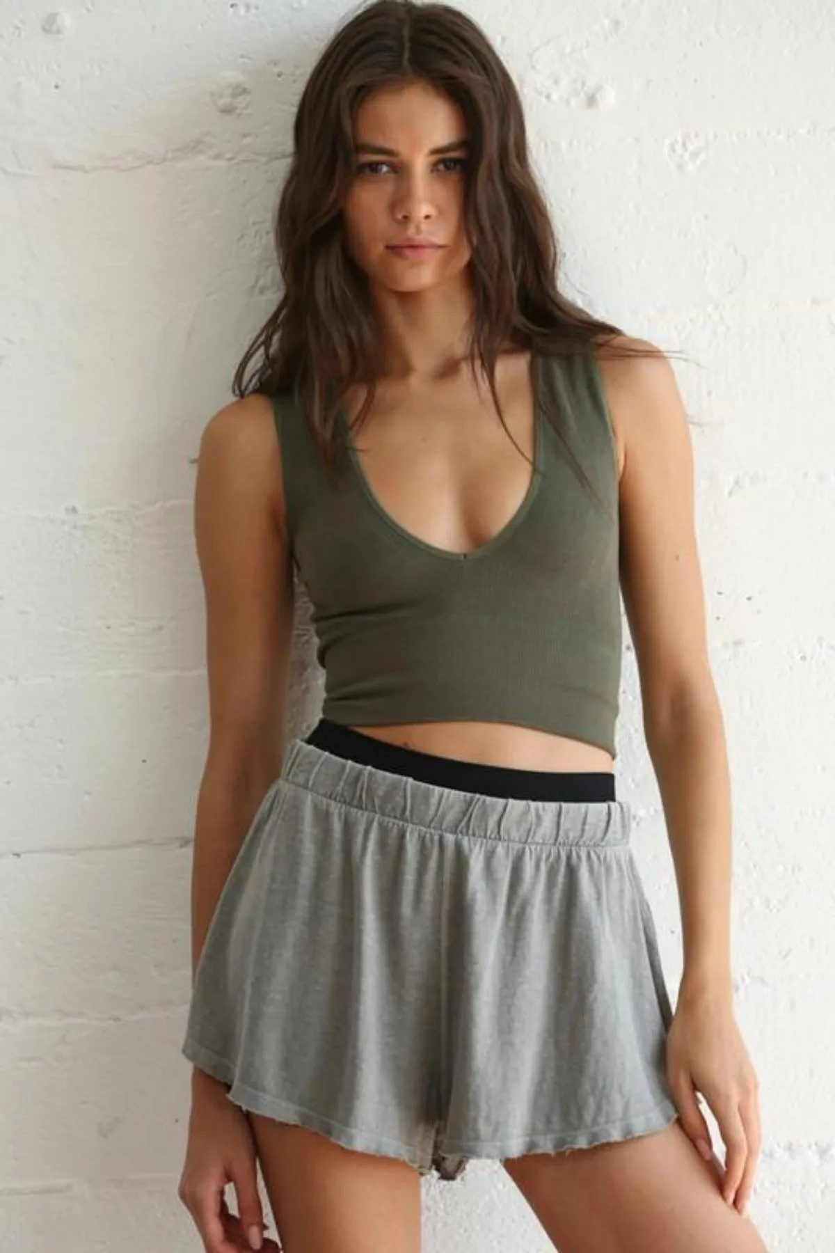 SEAMLESS FINELY RIBBED PLUNGED NECK CROP TOP