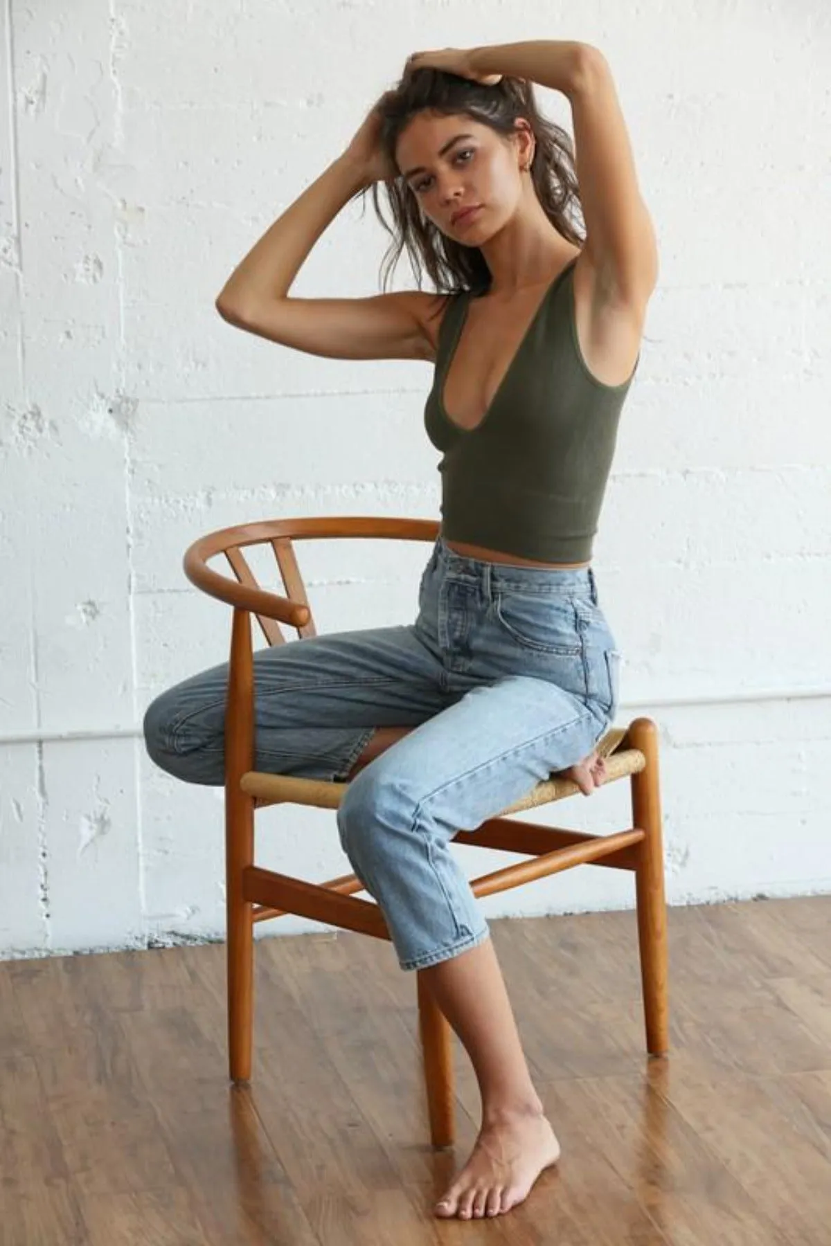 SEAMLESS FINELY RIBBED PLUNGED NECK CROP TOP